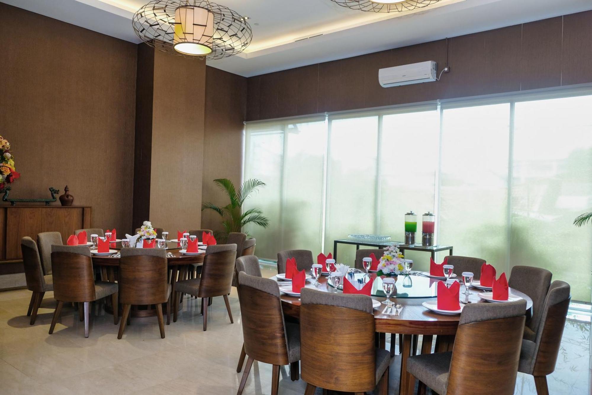 The Luxton Cirebon Hotel And Convention Exterior photo